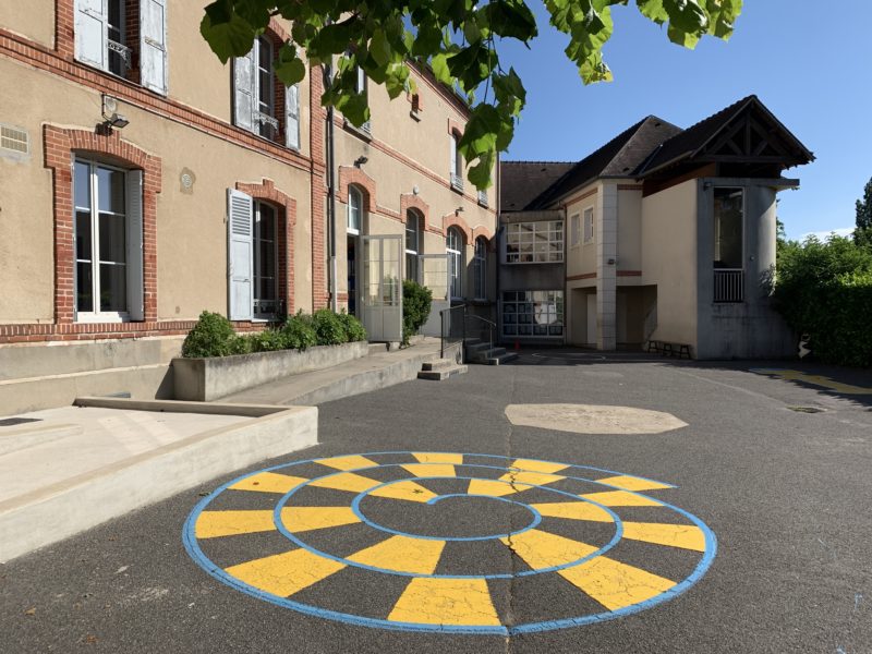 Cour de l'école élémentaire de Samois-sur-Seine