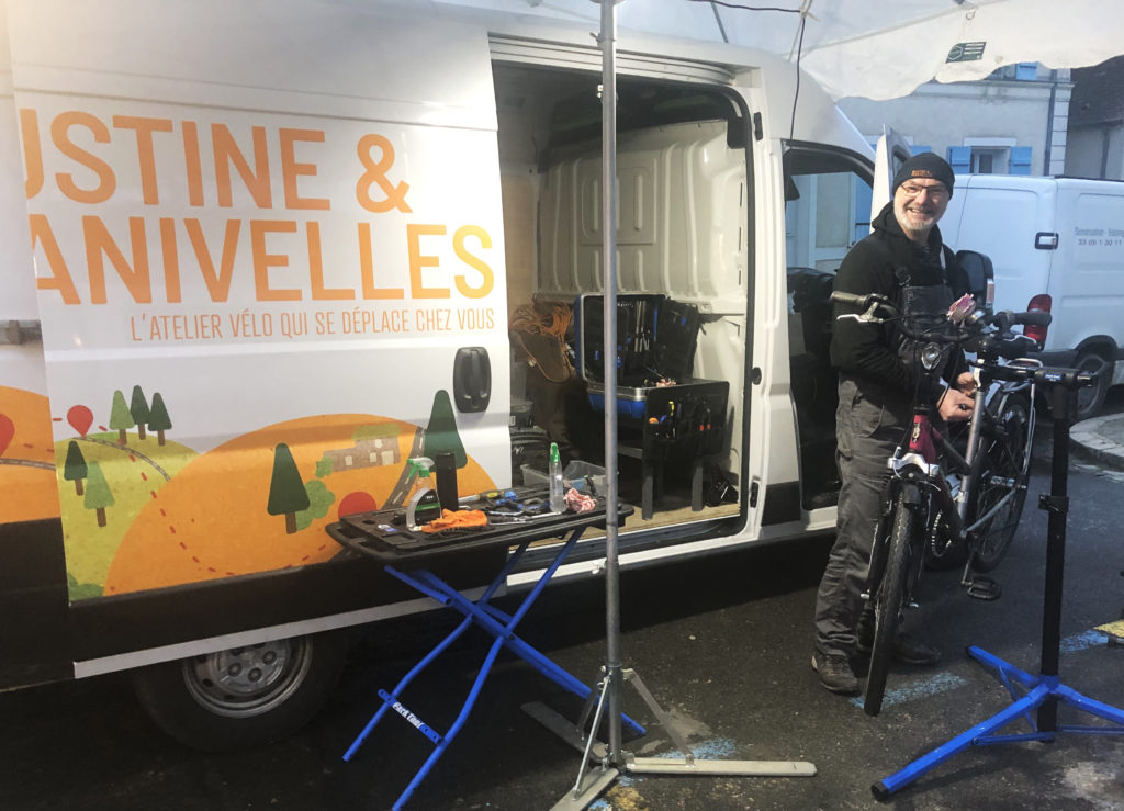 Réparateur de vélo Rustine et Manivelles - Marché de Samois-sur-Seine